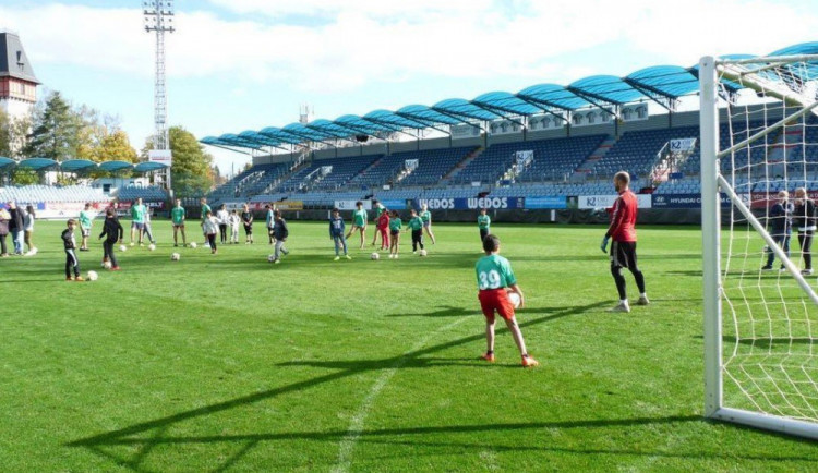 Děti z dětských domovů si vyzkoušeli trénink s fotbalisty Dynama