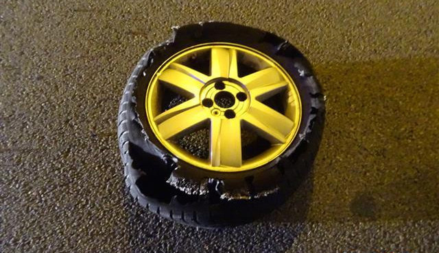 Namol opilý cizinec vyměňoval v noci na jedné z nejrušnějších silnic v Brně prasklou pneumatiku