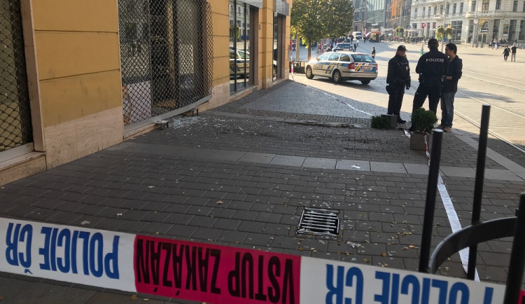 Zloději vytrhli autem dnes nad ránem mříž klenotnictví v centru Brna a ukradli šperky za miliony