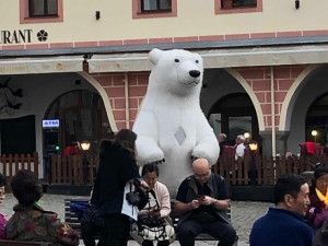 Obří lední medvěd a bublinář se přesunuli z Prahy do Českého Krumlova. Ten atrakce zakázal