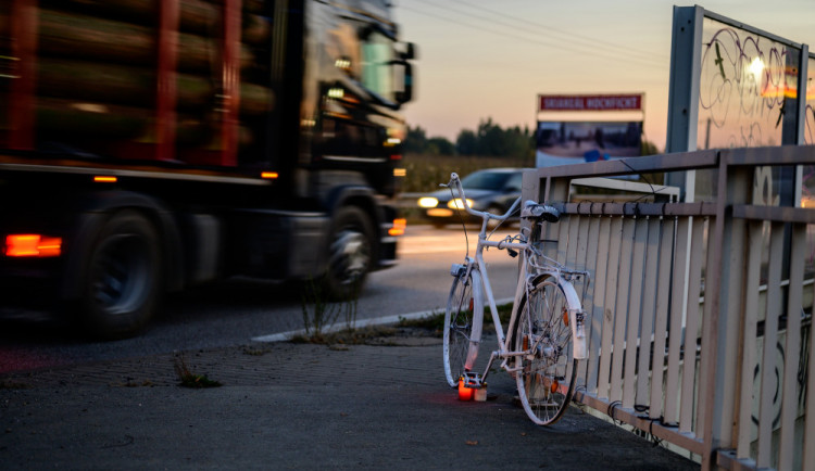 Ghost bike na místě nehody.