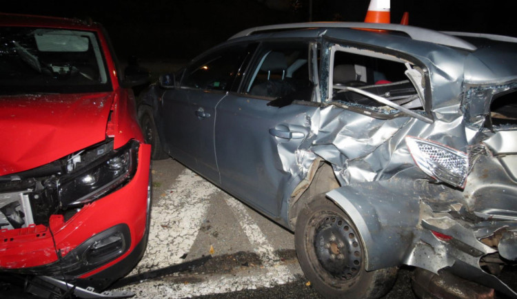 Řidič osobáku poškodil pět aut, od nehody odešel. Škoda je nejméně 600 tisíc korun