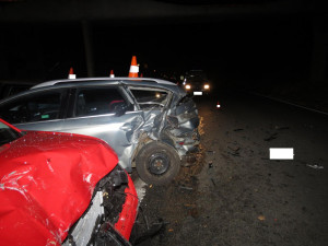 Řidič osobáku poškodil pět aut, od nehody odešel. Škoda je nejméně 600 tisíc korun