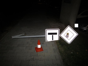 Řidič osobáku poškodil pět aut, od nehody odešel. Škoda je nejméně 600 tisíc korun