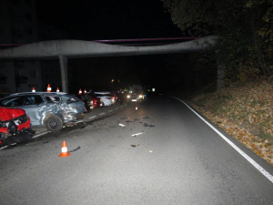Řidič osobáku poškodil pět aut, od nehody odešel. Škoda je nejméně 600 tisíc korun