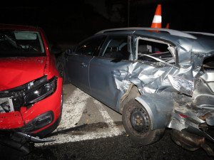 Řidič osobáku poškodil pět aut, od nehody odešel. Škoda je nejméně 600 tisíc korun