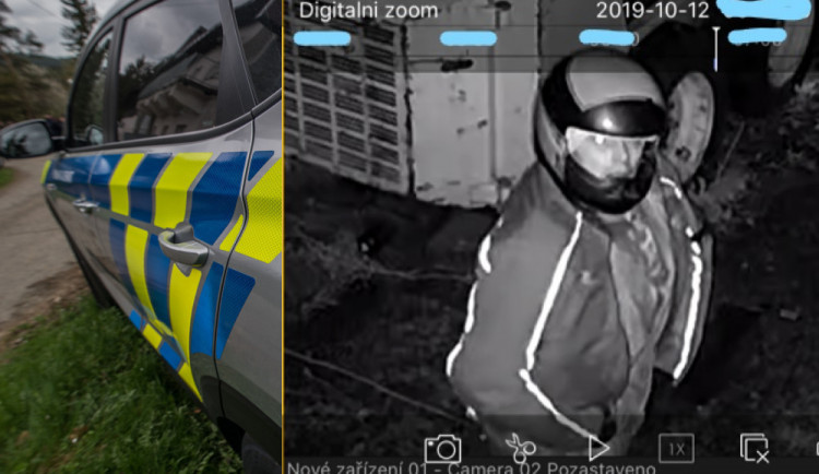 Zloděj šel krást v motorkářské přilbě, pátrají po něm policisté