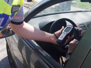 Jedenapadesátiletá žena usedla za volant s „trojkou“ v dechu, způsobila škodu za desítky tisíc korun
