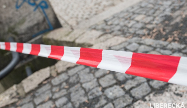 Podezřelý zamkl při domovní prohlídce brněnské policisty v bytě a utekl. Při vyrážení dveří se zranili