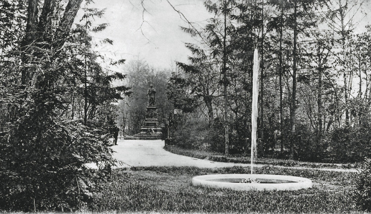 Pomník Adalberta Lanny na sadech v místech mezi Kanovnickou a Lannovkou.po roce 1900.