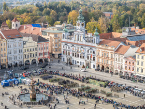 FOTO: České Budějovice si připomněli 101. výročí vzniku republiky vojenskou přehlídkou