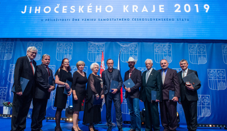 Na snímku zleva: Jiří Kuthan, Vladimír Caldr, Olga Shonová, hejtmanka Ivana Stráská, Eva Dvořáková, Karel Roden, Tomáš Neškodný, Ivo Vicena, František Záhora a Johann Hofbauer.