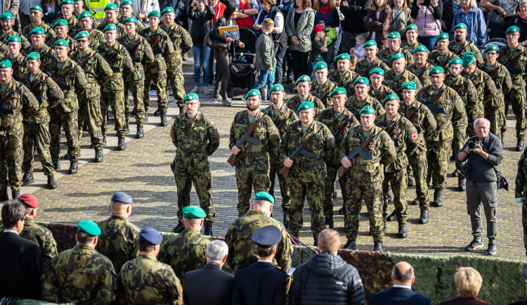 České Budějovice si připomněli 101. výročí vzniku republiky vojenskou přehlídkou