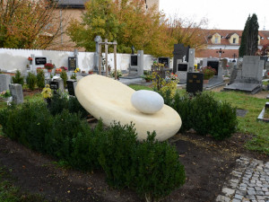 Pomník v Třeboni symbolizuje děti, které zemřely během těhotenství nebo při porodu