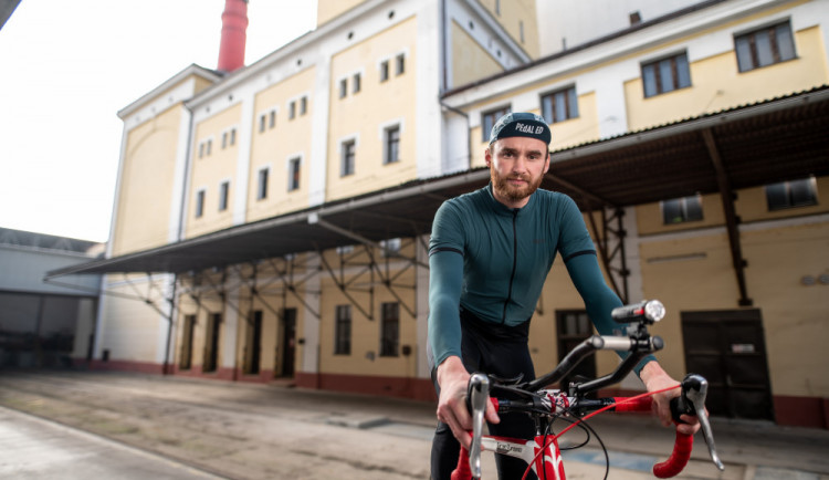 Bude to pěkná nálož, říká Jakub Vlček o nejtěžším cyklistickém závodě.