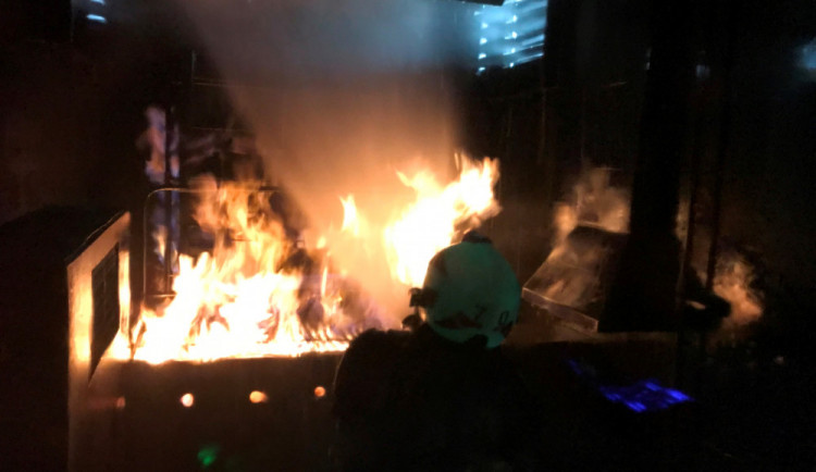 Temelínští hasiči likvidovali požár ve speciálním kamionu