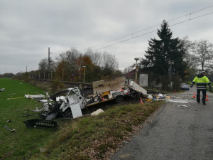 VIDEO: Dodávka se na Strakonicku srazila s rychlíkem, řidič auta je těžce zraněn