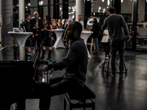 Baví mě propojovat hudbu a malbu, říká umělec Vladimíř Kiseljov. V Pianu představil své obrazy