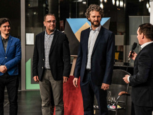 Baví mě propojovat hudbu a malbu, říká umělec Vladimíř Kiseljov. V Pianu představil své obrazy