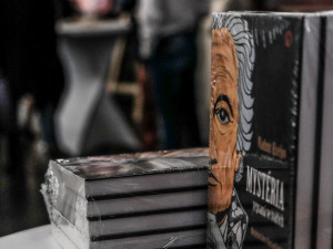 Baví mě propojovat hudbu a malbu, říká umělec Vladimíř Kiseljov. V Pianu představil své obrazy