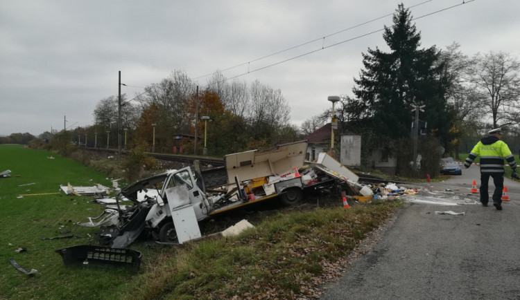 Dodávka se na Strakonicku srazila s rychlíkem, řidič auta je těžce zraněn