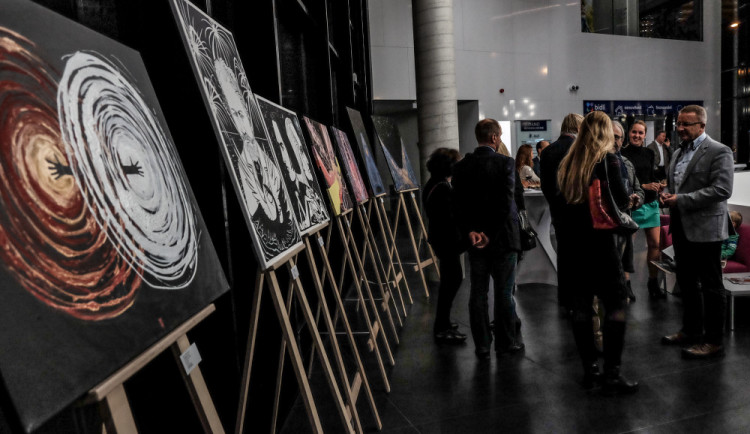 Baví mě propojovat hudbu a malbu, říká umělec Vladimíř Kiseljov. V Pianu představil své obrazy