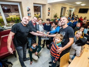 FOTO: V Plané pokřtili charitativní kalendář hasiček a fotbalistů