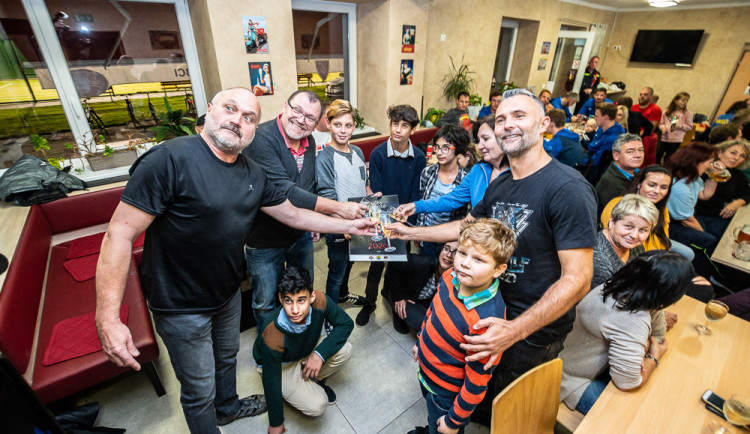 V Plané pokřtili charitativní kalendář hasiček a fotbalistů