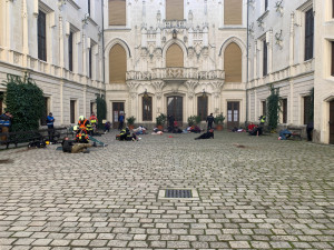 Výbuch, křik a desítky zraněných. Cvičení na Hluboké simulovalo zásah u exploze