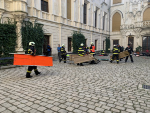 Výbuch, křik a desítky zraněných. Cvičení na Hluboké simulovalo zásah u exploze
