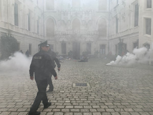 Výbuch, křik a desítky zraněných. Cvičení na Hluboké simulovalo zásah u exploze