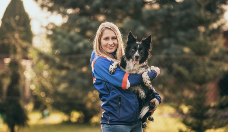 Eliška Brabcová s fenkou Lay.