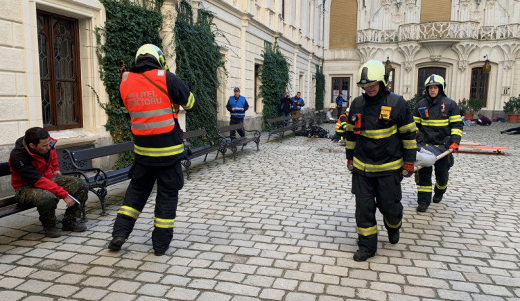 Výbuch, křik a desítky zraněných. Cvičení na Hluboké simulovalo zásah u exploze
