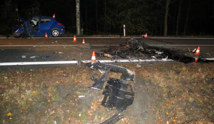 Při večerní nehodě se těžce zranil mladý řidič osobáku, na místě přistával vrtulník