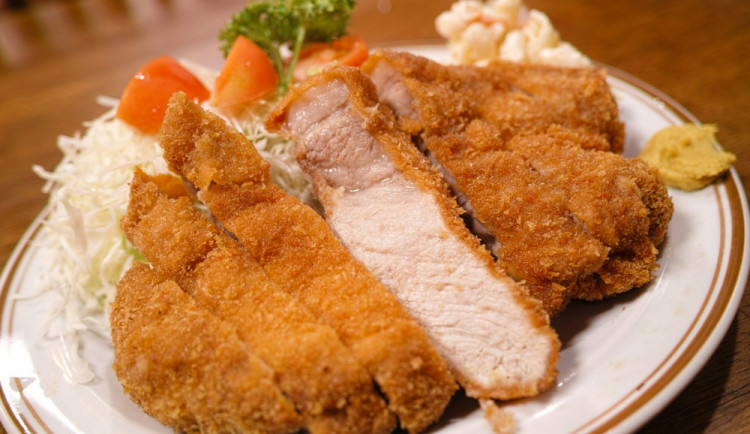 Žena bez peněz si v Brně objednala polévku, sekanou, karbanátek, řízky s kaší a dva saláty