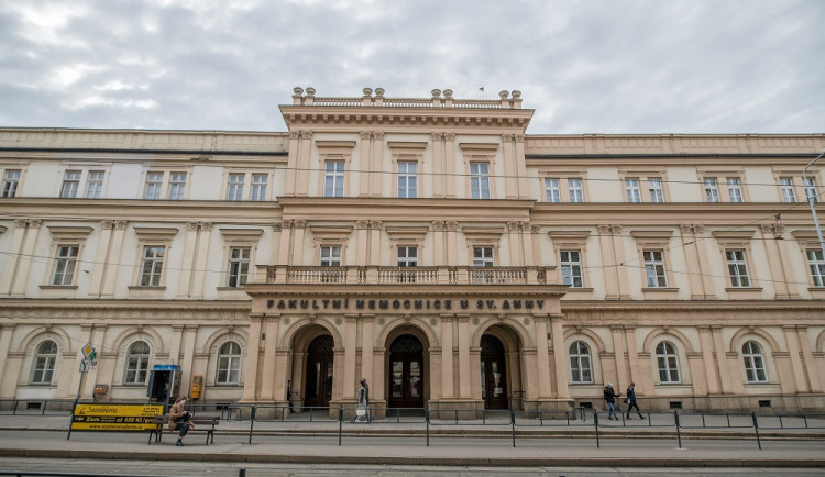 Bezohledný zloděj okradl lékařky sloužící ranní službu u sv. Anny