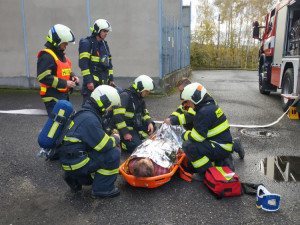 Písečtí hasiči za sebou mají dvě taktická cvičení, v jednom případě spadl člověk do sila