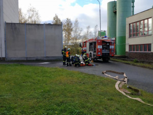 Písečtí hasiči za sebou mají dvě taktická cvičení, v jednom případě spadl člověk do sila