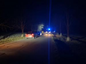 K tragické dopravní nehodě došlo dnes večer u obce Olešná na Písecku. Osmačtyřicetiletý řidič dostal na mírně namrzlé silnici pravděpodobně smyk a narazil do stromu. Svým zraněním bohužel na místě podlehl.