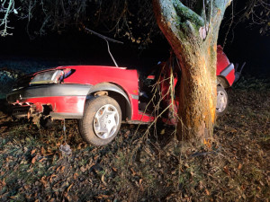 K tragické dopravní nehodě došlo dnes večer u obce Olešná na Písecku. Osmačtyřicetiletý řidič dostal na mírně namrzlé silnici pravděpodobně smyk a narazil do stromu. Svým zraněním bohužel na místě podlehl.