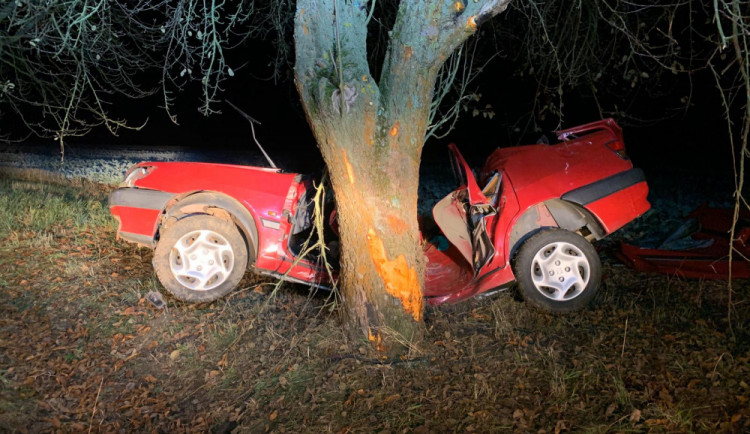 K tragické dopravní nehodě došlo dnes večer u obce Olešná na Písecku. Osmačtyřicetiletý řidič dostal na mírně namrzlé silnici pravděpodobně smyk a narazil do stromu. Svým zraněním bohužel na místě podlehl.