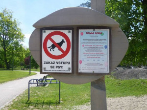 Mladý muž si zapálil na dětském hřišti, odcházel s pokutou