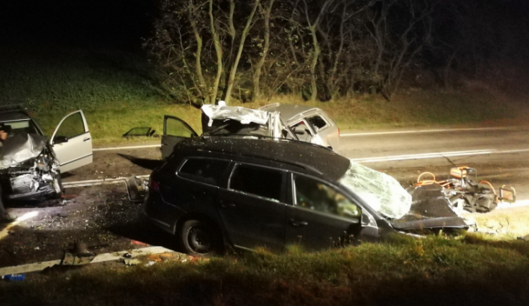 Po čelní srážce dvou auta zemřeli na Znojemsku čtyři lidé, dítě převezli ve vážném stavu do nemocnice