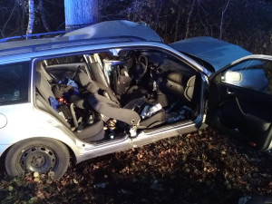 Při vážné nehodě na Táborsku zůstal v autě zaklíněný řidič