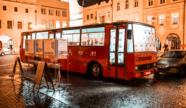 Sametová linka připomíná významné výročí roku 1989, vyrazí i po důležitých místech sametového dění