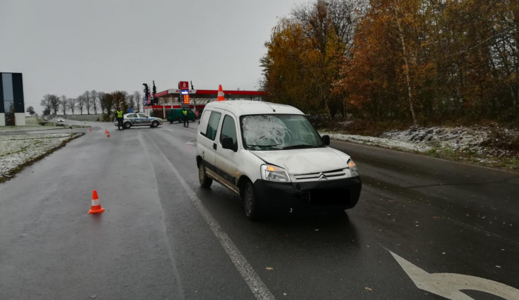 Auto v Milevsku srazilo chodce, cestou do nemocnice zemřel