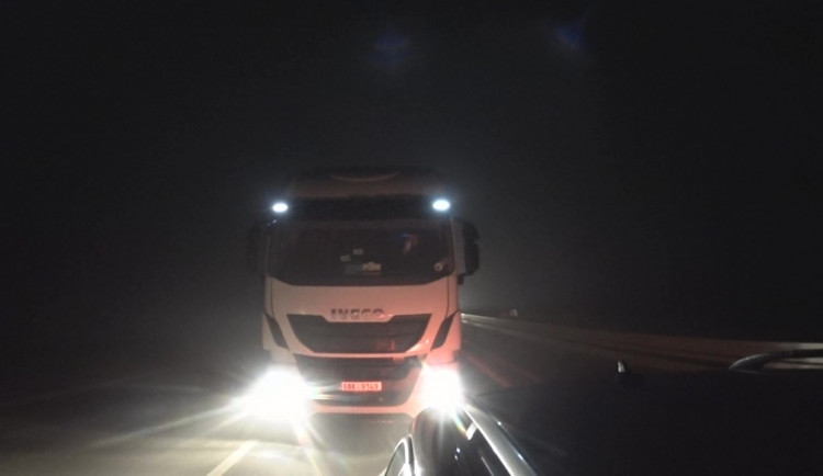 VIDEO: Kamion najížděl na osobák, videem se už zabývá policie