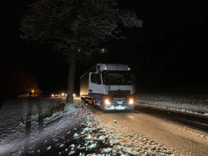 První letošní sníh v noci zkomplikoval dopravu na Strážný
