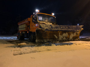 První letošní sníh v noci zkomplikoval dopravu na Strážný