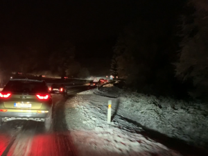 První letošní sníh v noci zkomplikoval dopravu na Strážný